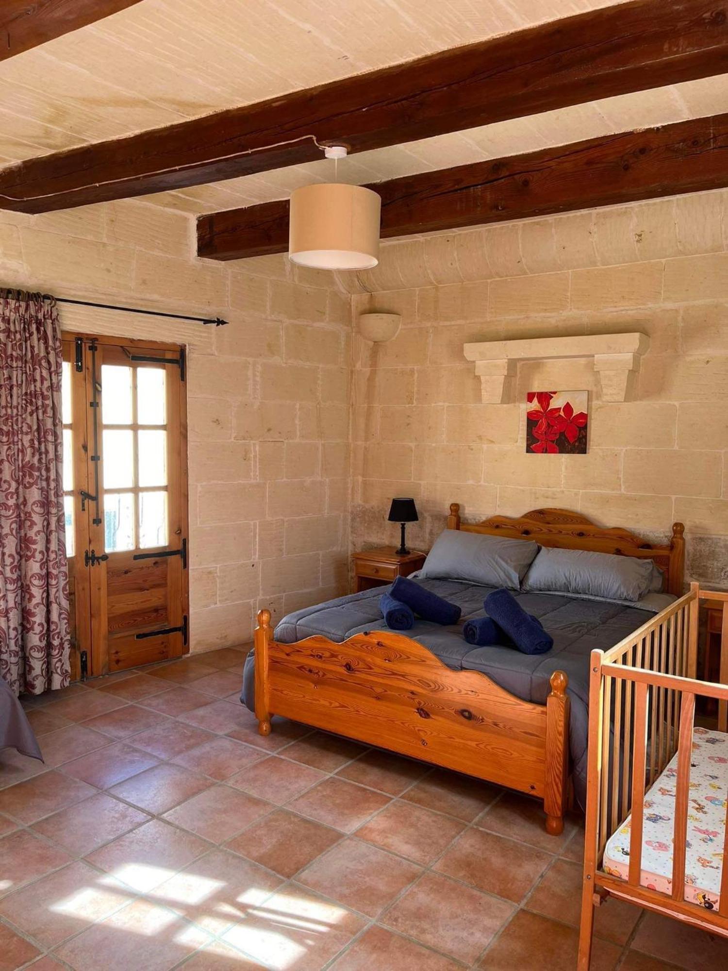 With Pool, Tas-summiena Gozo